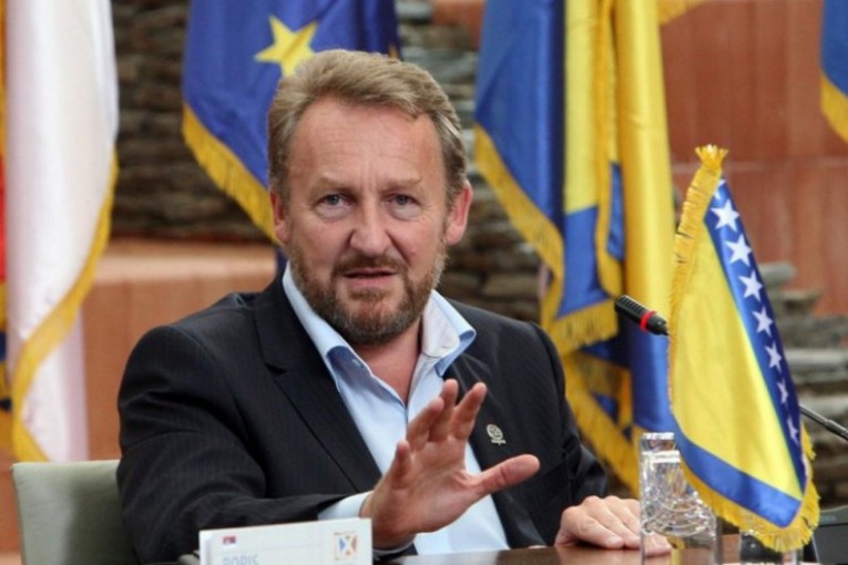 Ne treba mevludima i slavama obilježavati državne praznike