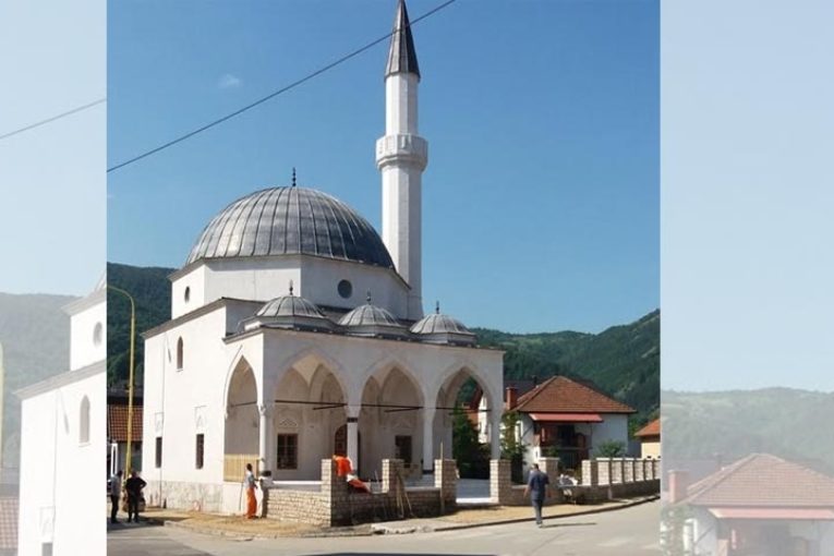Nakon 24 godine: Ezan se oglasio sa obnovljene Ali-begove džamije u Žepču