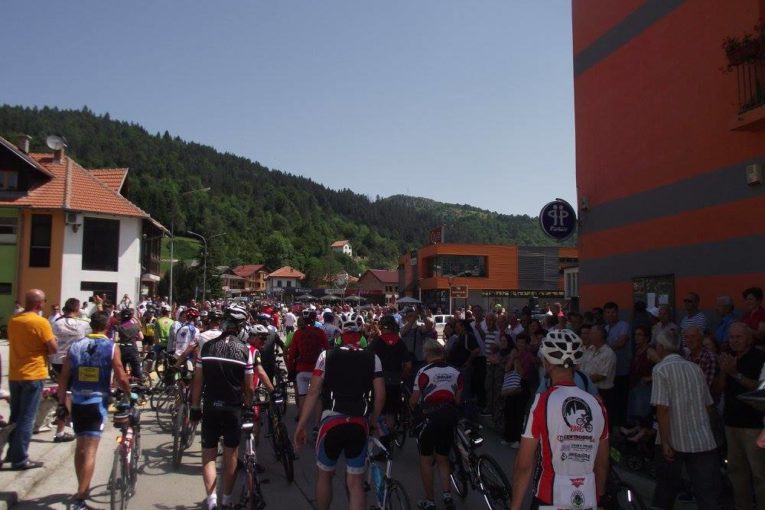 OLOVO DOČEKALO I ISPRATILO UČESNIKE BICIKLISTIČKOG MARATONA BIHAĆ MEĐU NJIMA I DJEVOJAK IZ ŠVICARSKE.