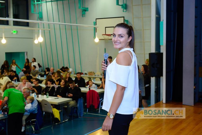 Elma Hadzić u emisiji “Žikina Šarenica” na RTS pokazala kako se pjeva u Bosni