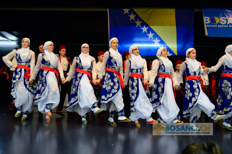 Slike sa Folklorijade KUD Bosanski Ljiljani dovele i Facebook do usijanja